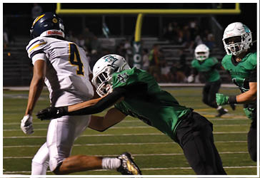 Two football players celebrating on the field. Description generated by AI