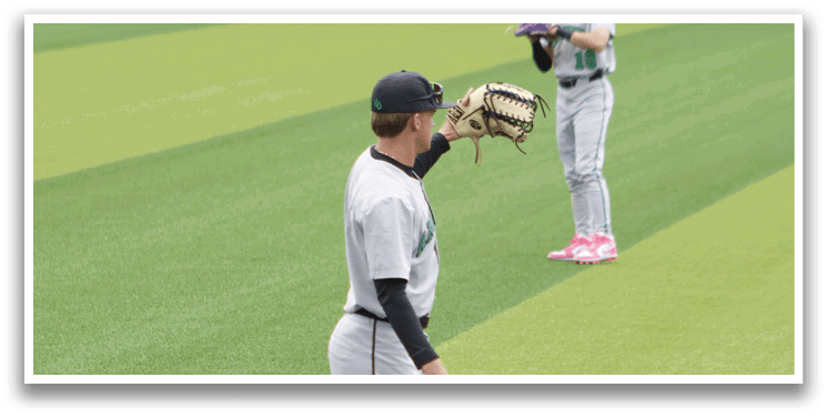 Two baseball players on a field. Description generated by AI
