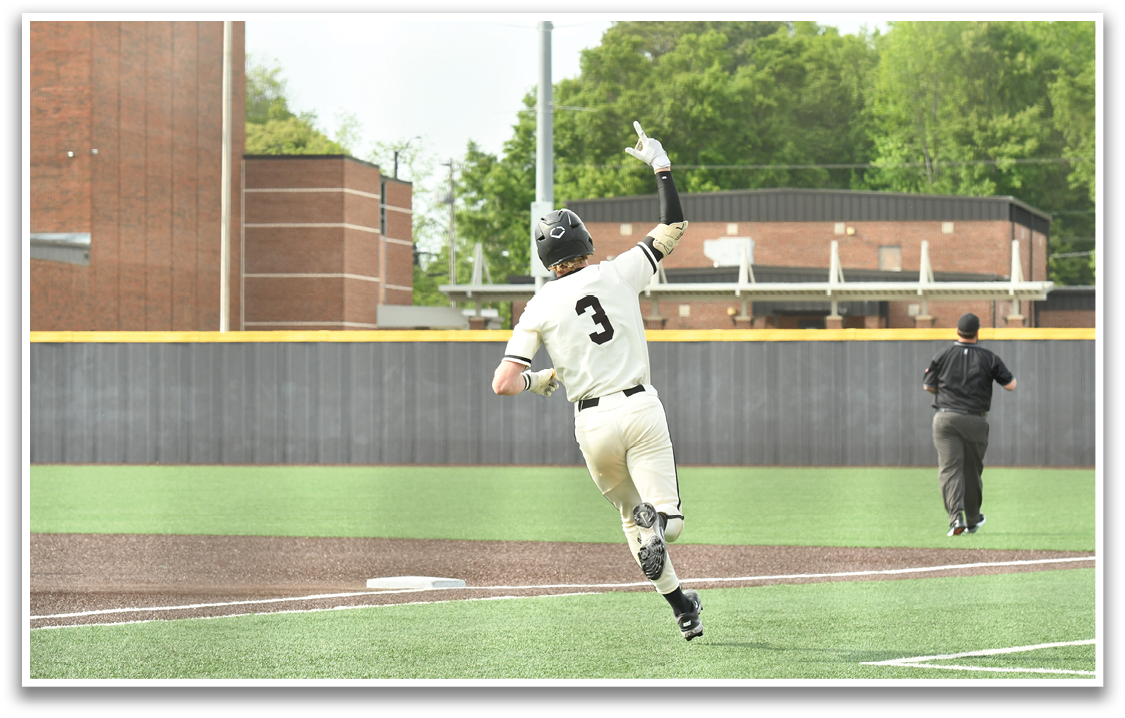 A baseball player is running to the base. Description generated by AI