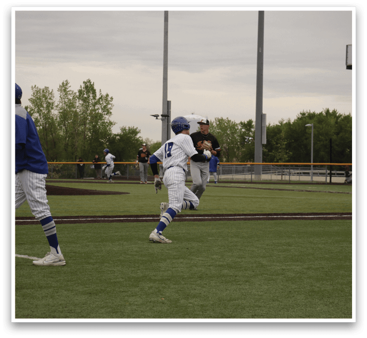 Two baseball players on the field. Description generated by AI