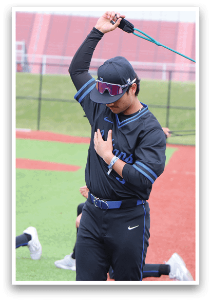 A man wearing a black shirt and blue hat is holding a green rope. Description generated by AI