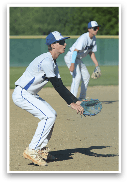 Two baseball players on a field. Description generated by AI