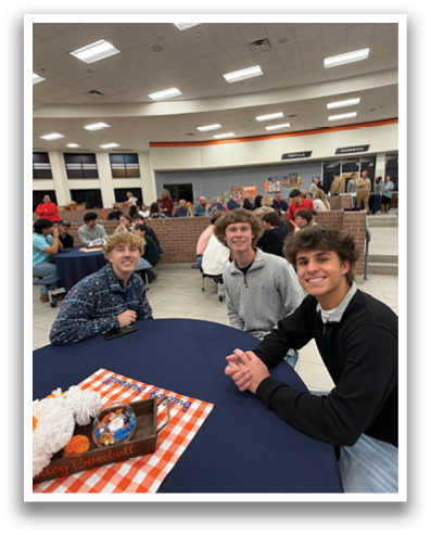 Three young men are sitting at a table in a restaurant, smiling for the camera. Contenido generado con IA