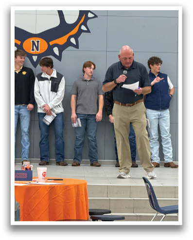 A group of men are standing in a row, looking at a piece of paper. Contenido generado con IA