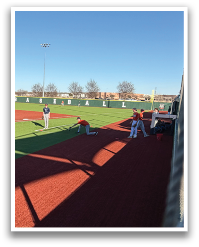 A baseball field with a group of men playing. Contenido generado con IA