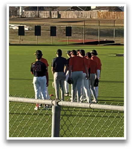 A group of people are standing on a soccer field. Contenido generado con IA