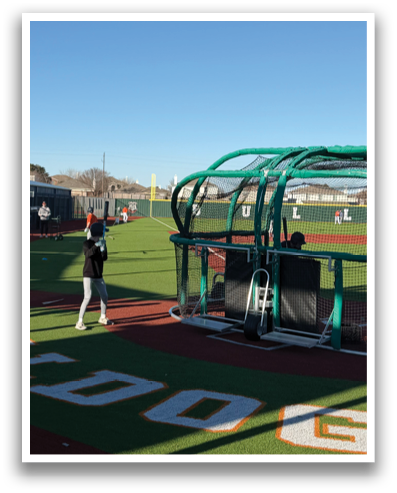A group of people are sitting on a bench in a baseball field. Contenido generado con IA