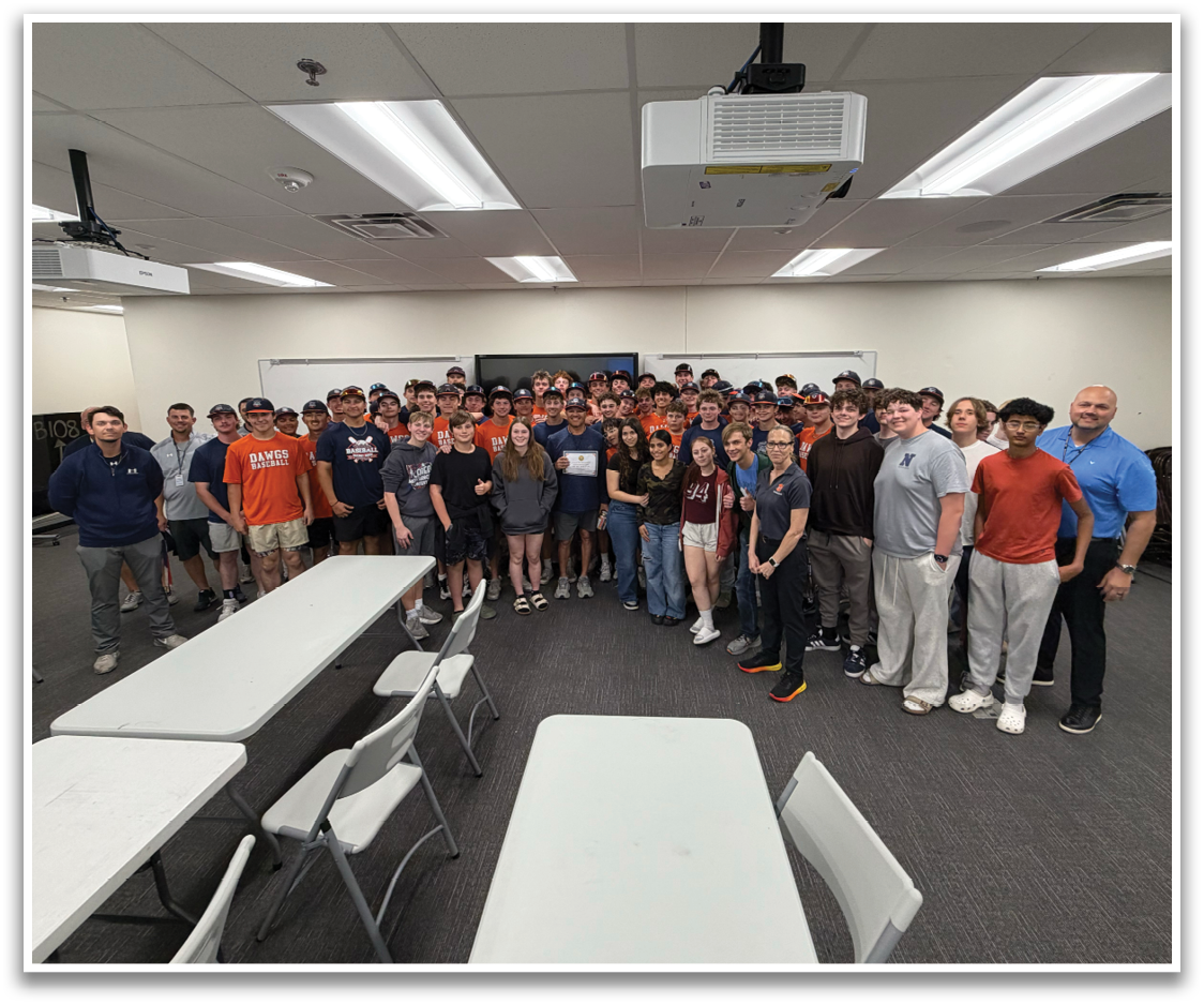 A group of people are standing in a classroom, posing for a picture. Contenido generado con IA