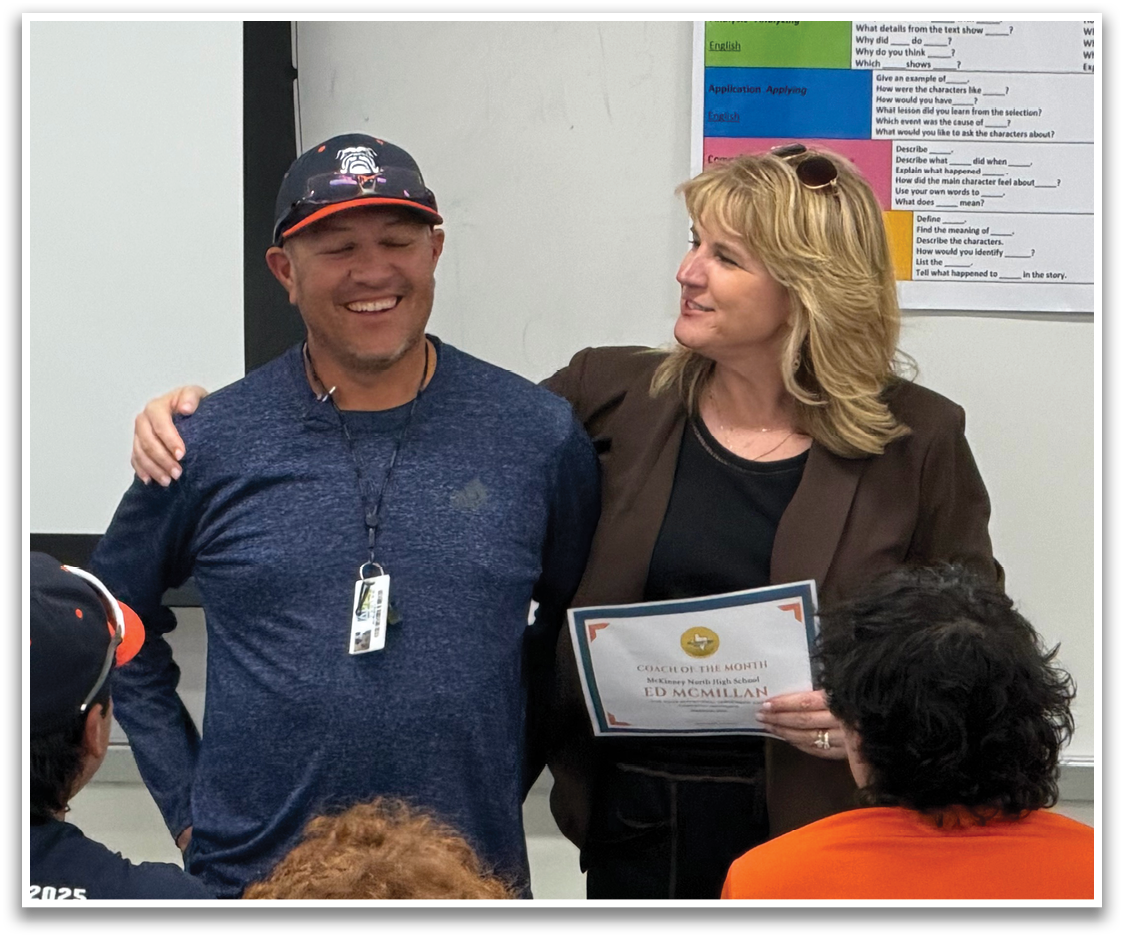 A man and woman are standing in front of a whiteboard, holding a certificate. Contenido generado con IA
