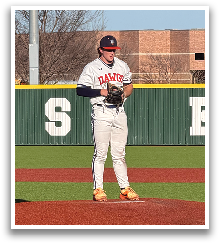 Two baseball players are on the field, one holding a baseball bat and the other wearing a baseball glove. The batter is preparing to hit the ball, while the catcher is ready to catch it. Contenido generado con IA