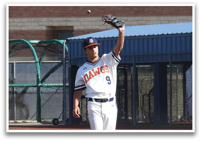 A baseball player is standing on the pitcher's mound, wearing a white uniform and holding a baseball glove. Contenido generado con IA