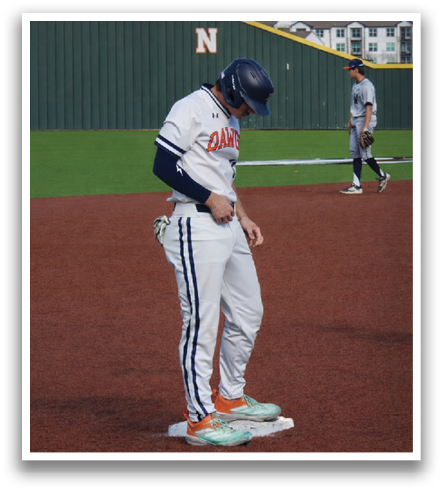 Three baseball players on a field. One player is bending over, possibly adjusting his pants. The other two players are standing nearby. Contenido generado con IA