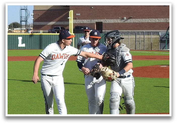 A group of baseball players on a field, with one player holding a baseball glove. Contenido generado con IA