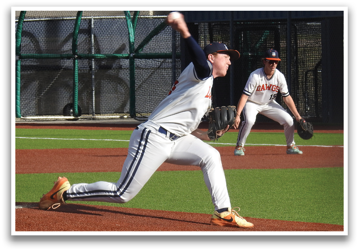 A baseball player in a white uniform is pitching a ball on a field. Contenido generado con IA