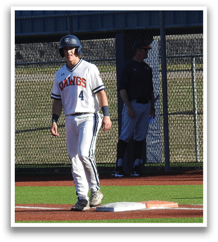 Two baseball players on the field, one holding a bat and the other holding a glove. Contenido generado con IA