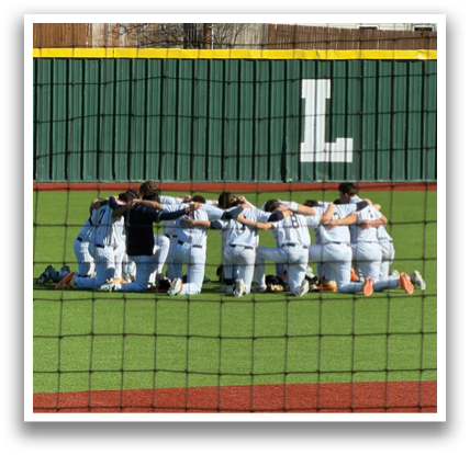A group of baseball players are huddled together on the field, praying before a game. Contenido generado con IA