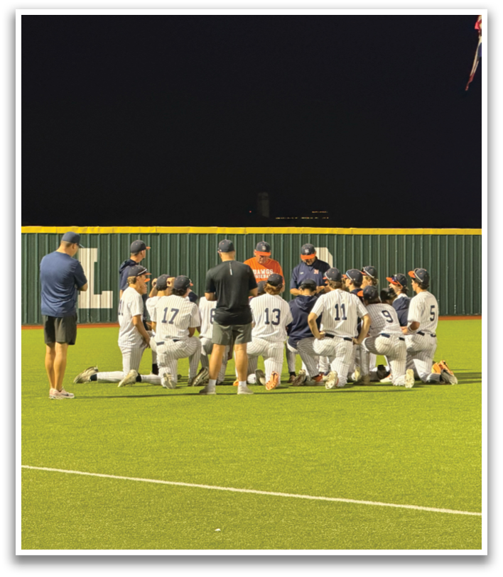 A group of baseball players are kneeling on the field, with a man standing behind them. The players are wearing baseball gloves. Contenido generado con IA