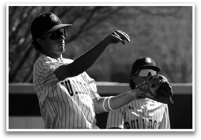 Two young men playing baseball, one catching a ball and the other jumping to catch it. Contenido generado con IA