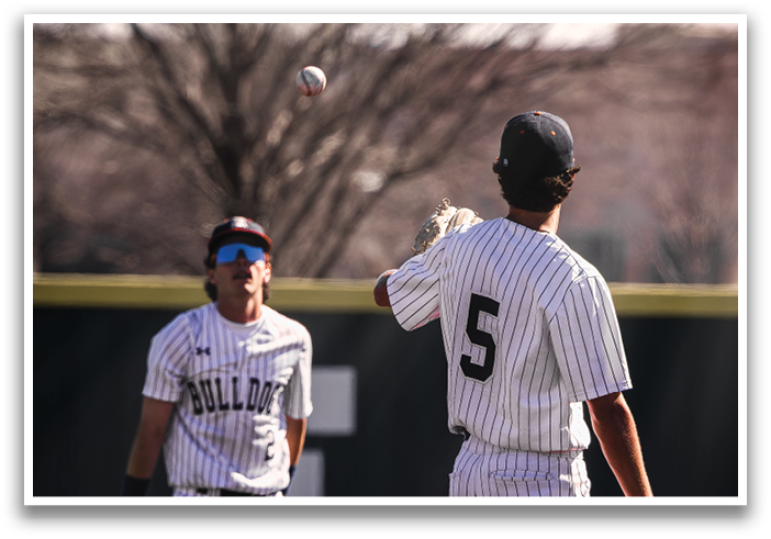 Two baseball players on a field, one is throwing a ball. Contenido generado con IA