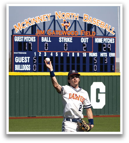 A baseball player in a white uniform is standing on the field, holding his glove up, and waiting for the ball. Contenido generado con IA
