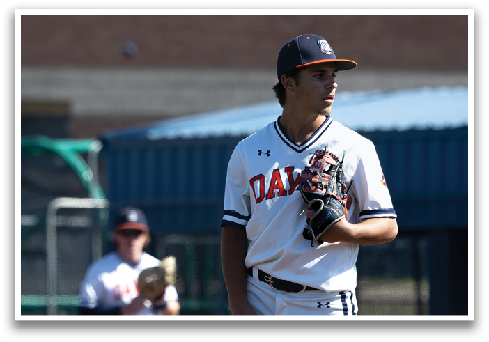 A baseball player in a white uniform stands on the pitcher's mound, holding a baseball glove. Contenido generado con IA