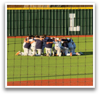 A group of people are sitting on a baseball field. Contenido generado con IA