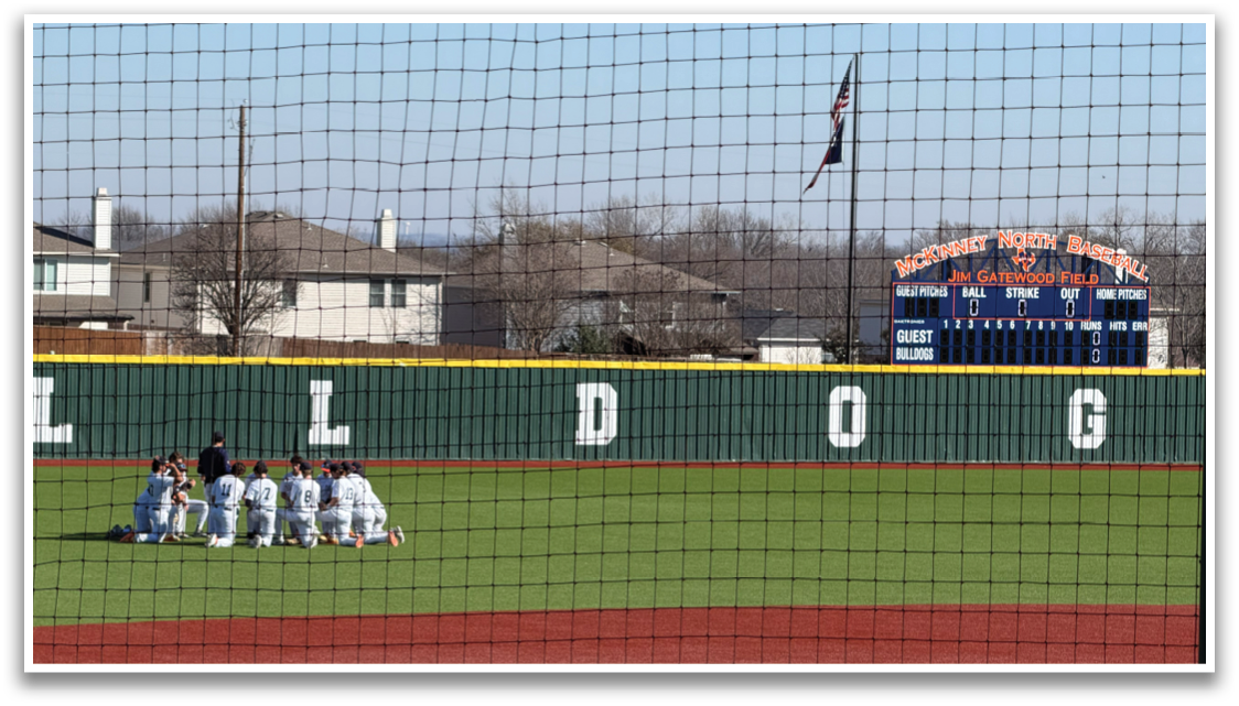 A baseball team is gathered on the field, with some players kneeling and others standing. Contenido generado con IA