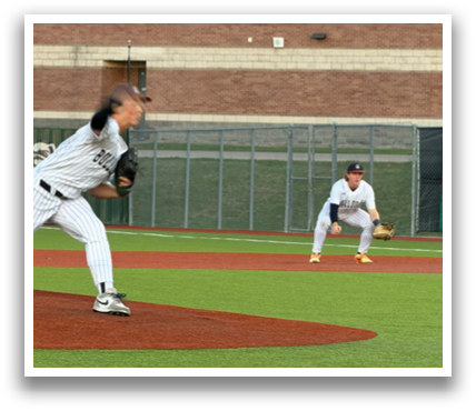 A baseball game is taking place with a pitcher throwing the ball to a batter. There are two other people on the field, one of them is a catcher and the other is a umpire. The pitcher is wearing a baseball glove and is in the process of throwing the ball. Contenido generado con IA