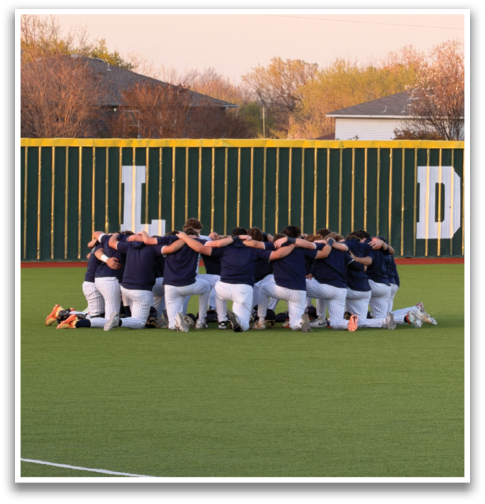 A group of baseball players are standing on a field, facing the same direction. Contenido generado con IA