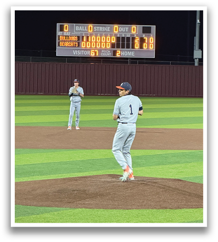 Two baseball players are standing on the field, one of them wearing a number 1 jersey. Contenido generado con IA