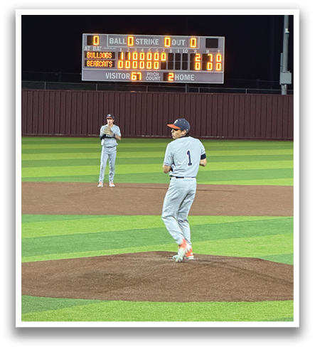 Two baseball players are standing on the field, one of them wearing a number 1 jersey. Contenido generado con IA