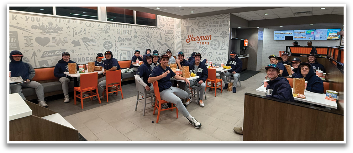 A group of people are sitting in a restaurant, enjoying their meal. Contenido generado con IA