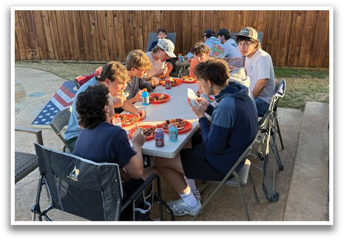A group of people are sitting around a table, enjoying a meal together. Contenido generado con IA
