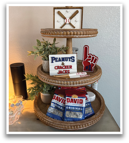 A wooden display with a clock, a sign, and a box of tissues. Contenido generado con IA