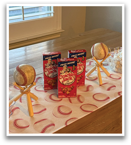 A table with a baseball theme has a baseball on the table and three baseballs in a row. Contenido generado con IA