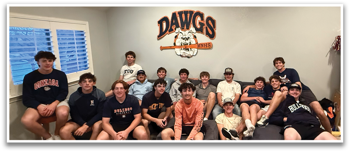 A group of young men and women are sitting on a couch in a living room. Contenido generado con IA