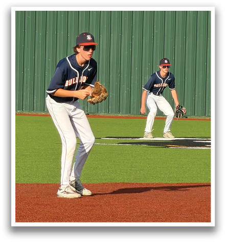 Two baseball players on a field, one holding a glove and the other with a bat, preparing to play. Contenido generado con IA