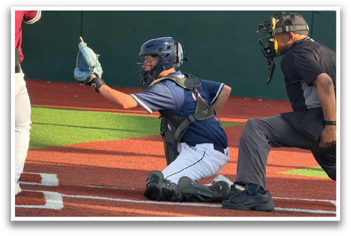 A baseball player is sliding into home plate, while the catcher is trying to tag him out. Contenido generado con IA
