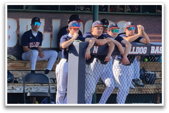 Baseball players sitting on a bench, some wearing sunglasses. Contenido generado con IA