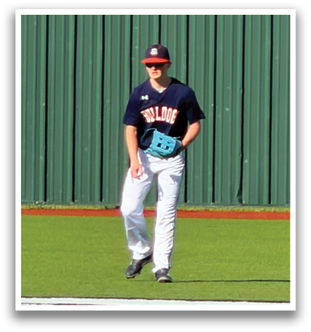 A man wearing a blue shirt and white pants is running on a baseball field. Contenido generado con IA
