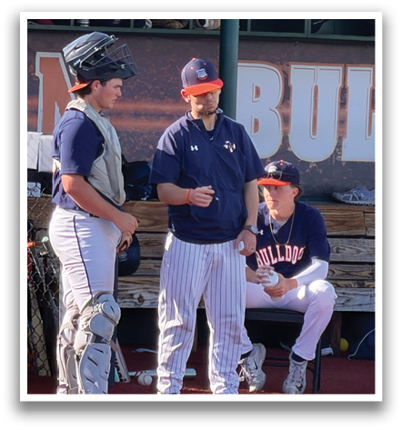 Three baseball players are sitting on a bench, talking to each other. Contenido generado con IA