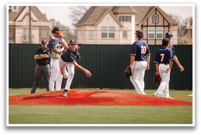 A baseball pitcher is throwing a ball on a field with a group of players watching. Contenido generado con IA