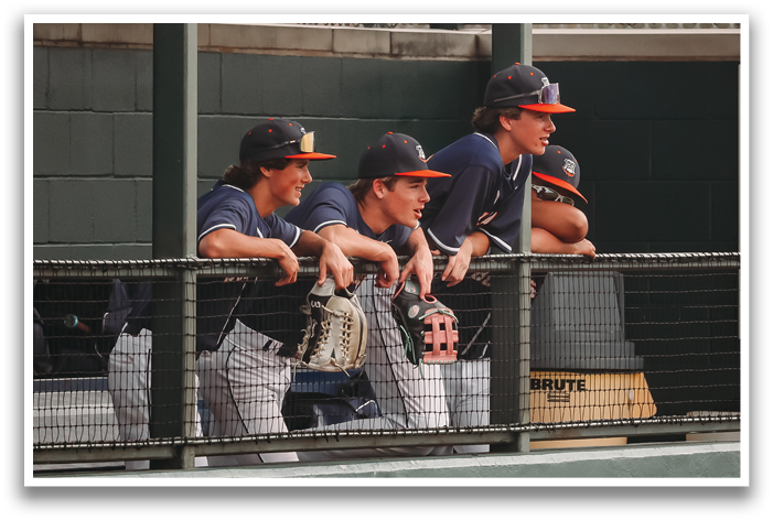 Three baseball players are standing on a field, watching the game. Contenido generado con IA