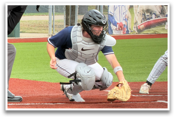 A baseball catcher is kneeling on the ground wearing a baseball glove. Contenido generado con IA