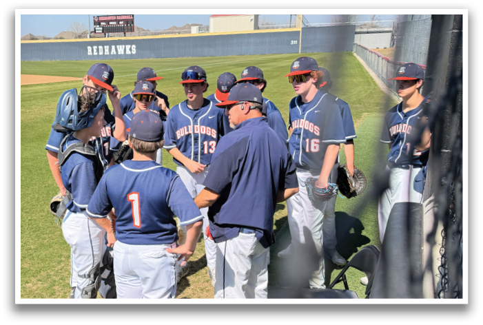 Baseball players in blue uniforms are gathered on the field, talking and laughing. Contenido generado con IA