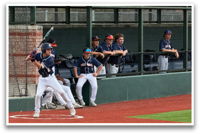 A baseball player is swinging a bat on a field, with several other players watching from the dugout. Contenido generado con IA