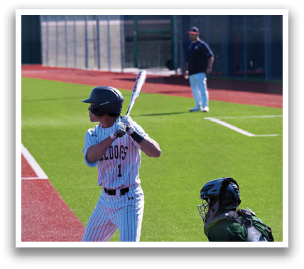 A baseball player is up to bat, holding a bat and preparing to swing. The catcher and umpire are also present, ready for the play. Contenido generado con IA