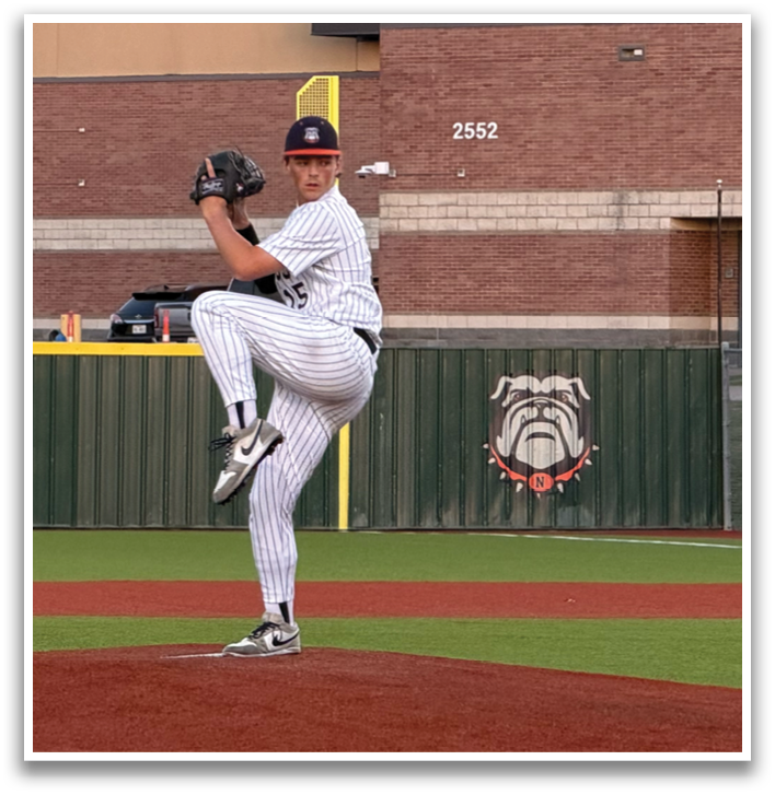 A baseball player is pitching a ball on a field. Contenido generado con IA
