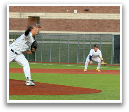 A baseball game is taking place with a pitcher throwing the ball to a batter. There are two other people on the field, one of them is a catcher and the other is a umpire. The pitcher is wearing a baseball glove and is in the process of throwing the ball. Contenido generado con IA