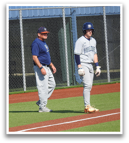 Two baseball players are walking on the field, one of them wearing a blue shirt. Contenido generado con IA